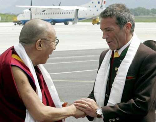 Le dalaï-lamahonore publiquement Jörg Haider en lui offrant la traditionnelle écharpe blanche (Photo prise en 2006 ou 2007)