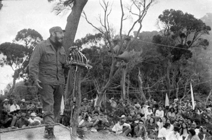 Fidel Castro s'exprimant à une cérémonie de remise des diplômes pour les dentistes et les médecins en 1965, la première « fournée » de médecin formés après la révolution. Nombre d'entre eux partiraient en mission à l'international. (source: Granma)