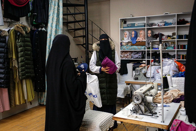 Kalbinur Tursun, à droite, dans sa boutique à Istanbul (Photo tirée du NYT) 
