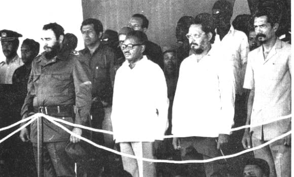 De gauche à droite : Fidel Castro, Agostinho Neto (premier président d'Angola), Jorge Risquet et Lúcio Lara, dirigeant du MPLA (source : Cubadebate)