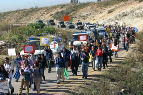 Une manifestation organisée en 2004 par des membres du mouvement anti-occupation Ta’ayush. Le mot qui revient constamment quand on parle à des activistes de gauche qui ont choisi de quitter Israël est « désespoir ». (Photo : Olivier Fitoussi)