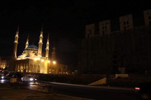 La mosquée Muhammad al-Amîn, à gauche. La statue des Martyrs, presque invisible, à droite. Photo prise en septembre 2016.