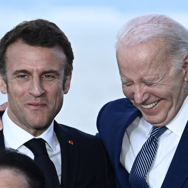 Macron et Biden plaisentent lors d'un sommet du G7. Diplomatie