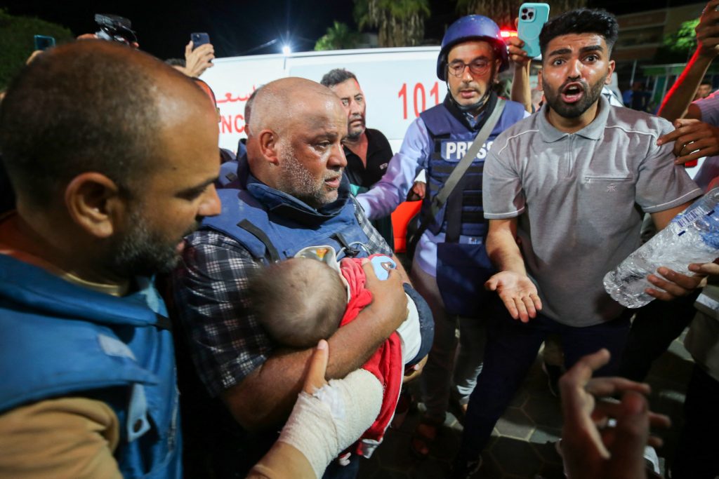 Le journaliste Wael Al-Dahdouh emporte le corps d'un de ses enfants victime d'une frappe israélienne.