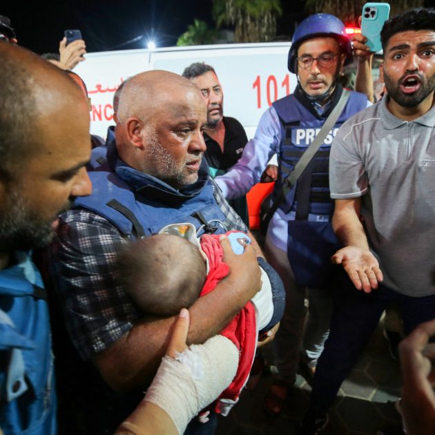 Le journaliste Wael Al-Dahdouh emporte le corps d'un de ses enfants victime d'une frappe israélienne.