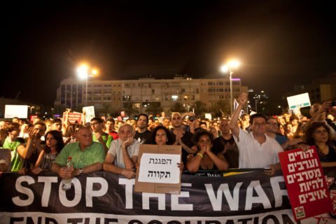 2014. Protestations à Tel-Aviv contre la guerre à Gaza. L'écriteau dit « Une manifestation d'espoir » et « Juifs et Arabes refusent d'être des ennemis ». (Photo : Tomer Appelbaum)