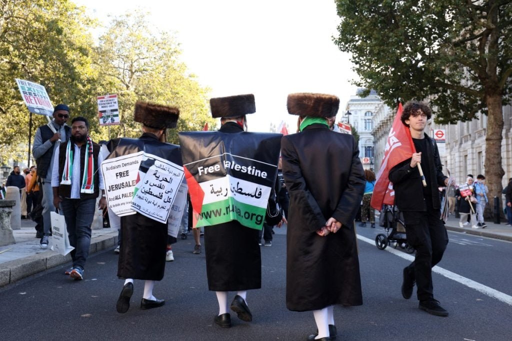 Protesters from the Orthodox Jews Against Zionism movement attend a 'March For Palestine', part of a pro-Palestinian national demonstration, in London on October 14, 2023, organised by Palestine Solidarity Campaign, Friends of Al-Aqsa, Stop the War Coalition, Muslim Association of Britain, Palestinian Forum in Britain and CND. - British Prime Minister Rishi Sunak called on Israel Friday to take "every possible precaution to protect civilians" in its response to last weekend's deadly attack by Hamas. (Photo by Adrian DENNIS / AFP)