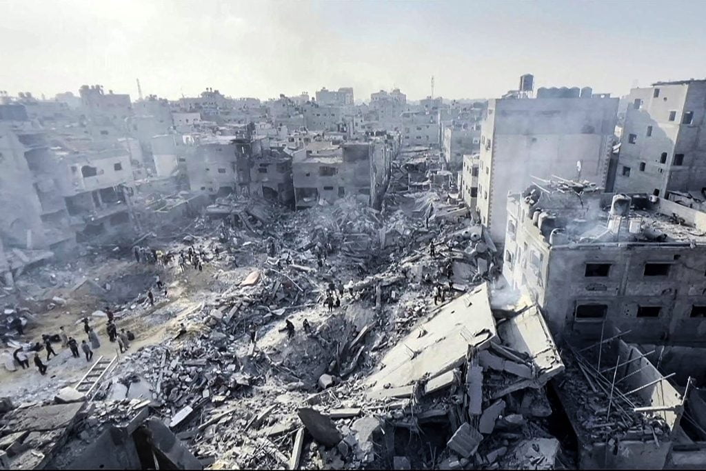 L'effroyable cratère provoqué par les bombardements israéliens du camp de réfugiés de Jabaliya, les 31 octobre et 1er novembre. Selon différentes sources, le bilan des victimes s'élèverait à plus de 400 tués et blessés. 