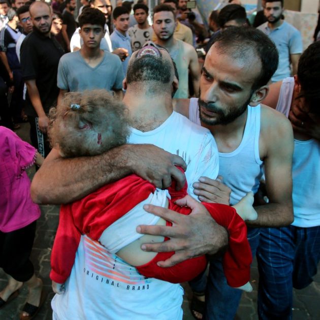 A man reacts as he carries a toddler into the Al-Shifa Hospital following the bombing by the Israeli military of a home in Gaza City's Mansura neighbourhood, in the eastern suburb of Shujaiya on November 4, 2023, amid the ongoing battles between Israel and the Palestinian group Hamas. - Thousands of civilians, both Palestinians and Israelis, have died since October 7, 2023, after Palestinian Hamas militants based in the Gaza Strip entered southern Israel in an unprecedented attack triggering a war declared by Israel on Hamas with retaliatory bombings on Gaza. (Photo by Bashar TALEB / AFP)