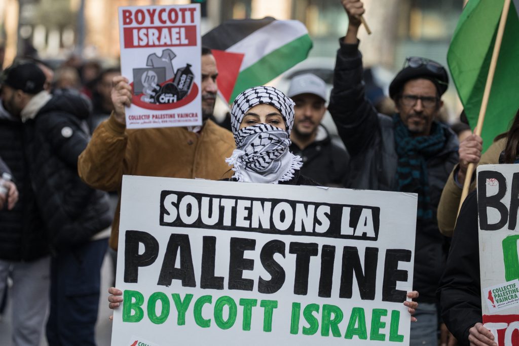 Boycott Tour organized by the Collectif Palestine Vaincra in the streets of the city center with the aim of raising awareness and ending the twinning of Toulouse with Tel Aviv while Barcelona has ended its twinning with the capital of the Israeli state.
