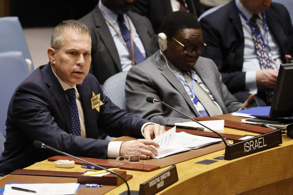 Pour dénoncer le manque de soutien de l'ONU, l'ambassadeur israélien a épinglé une étoile jaune à sa veste. (AFP)