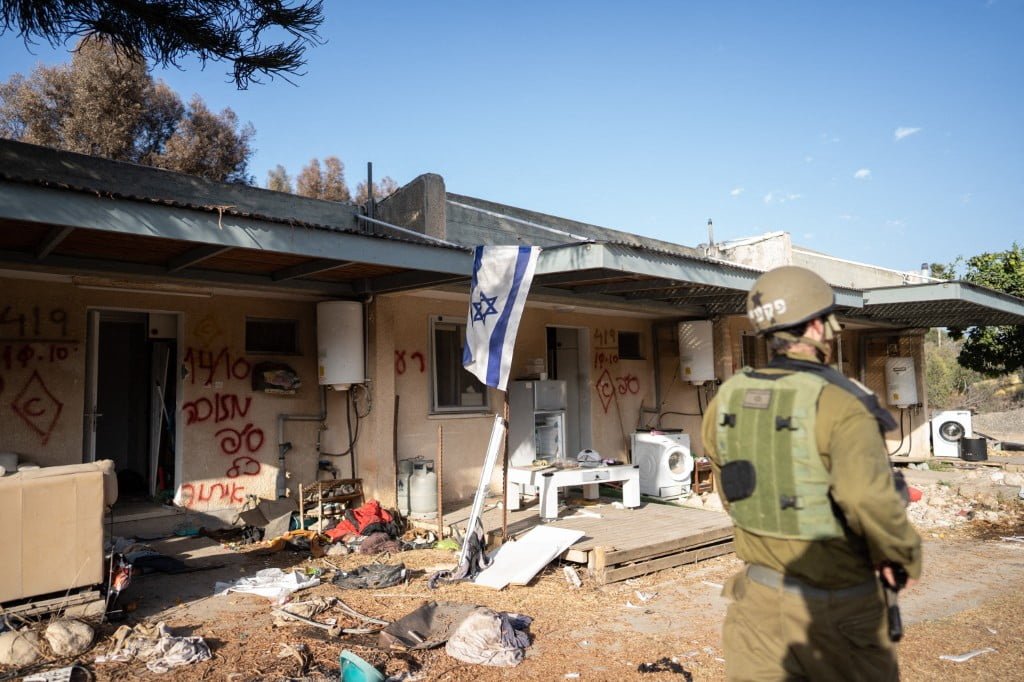 11/06/2023 Kfar Aza, Israel. An Israeli army soldier inspects some Burnt-out houses in Kibbutz Kfar Aza, where Hamas militants massacred and kidnapped residents on October 7, 2023. (Photo by Dima Vazinovich / Middle East Images / Middle East Images via AFP)