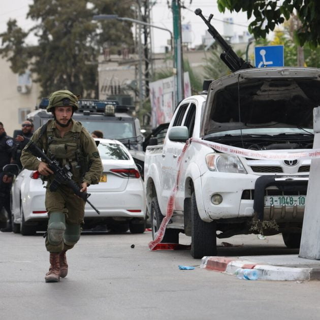 An Israeli soldier stands guard next to a pickup truck mounted with machine gun in the southern city of Sderot on October 7, 2023, after the Palestinian militant group Hamas launched a large-scale surprise attack on Israel. - At least 40 people have been killed in Israel during fighting with Palestinian militants on October 7, the Magen David Adom emergency medical services said in a statement. (Photo by Oren ZIV / AFP)