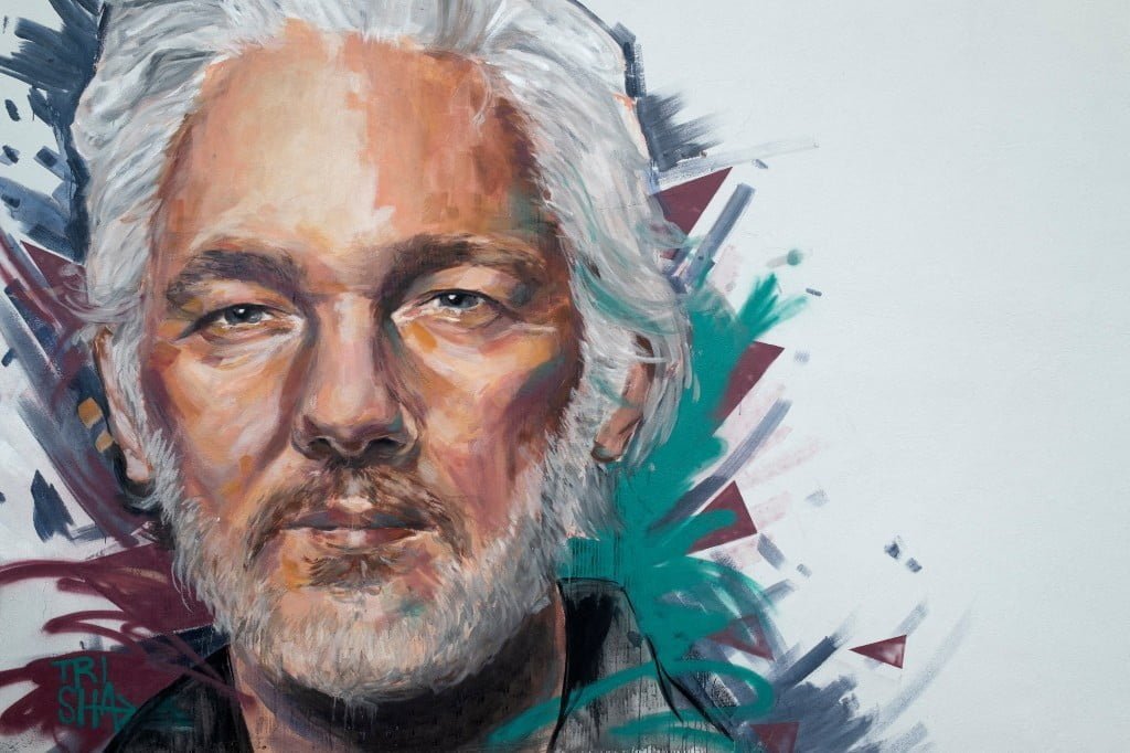 A picture taken on November 10, 2023 shows a mural made by Neapolitan street artist Trisha depicting WikiLeaks founder Julian Assange in Scampia, a neighbourhood in the northern suburbs of Naples. Stella Assange arrived in Naples on the occasion of the awarding of honorary citizenship to Julian Assange, who risk the extradition from United Kingdom to the United States. (Photo by Eliano Imperato / Controluce via AFP)