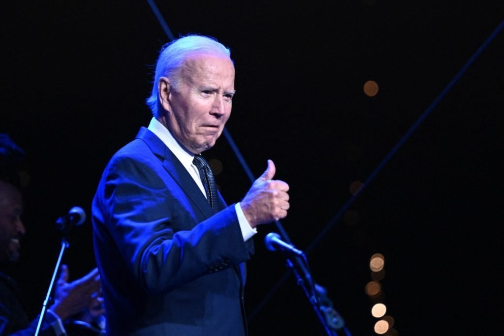 US President Joe Biden gives a thumbs-up during a welcome reception for leaders attending the Asia-Pacific Economic Cooperation (APEC) leaders' week at the Exploratorium, in San Francisco, California, on November 15, 2023. - The APEC Summit takes place through November 17. (Photo by Brendan SMIALOWSKI / AFP)