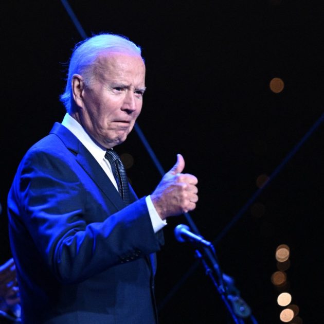 US President Joe Biden gives a thumbs-up during a welcome reception for leaders attending the Asia-Pacific Economic Cooperation (APEC) leaders' week at the Exploratorium, in San Francisco, California, on November 15, 2023. - The APEC Summit takes place through November 17. (Photo by Brendan SMIALOWSKI / AFP)