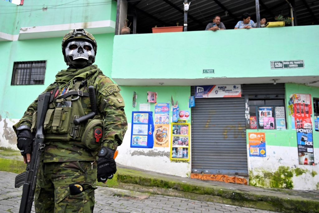 A member of the Army patrols the Lucha de los Pobres neighbourhood in southern Quito, on January 12, 2024, as Ecuador is in a "state of emergency" since the prison escape of one of the country's most powerful narco bosses. - Ecuador's armed forces were engaged in a brutal standoff with organized crime deploying more than 22,400 soldiers to put down the campaign of terror waged by gangs and which has already claimed 16 lives. Drug cartels have been waging a bloody campaign of kidnappings and attacks in response to the government crackdown on organized crime, prompting President Daniel Noboa to declare the country to be in a "state of war." (Photo by STRINGER / AFP)