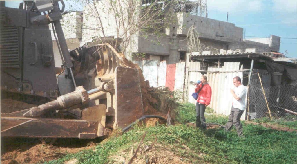 Rachel Corrie devant un bulldozer israélien.