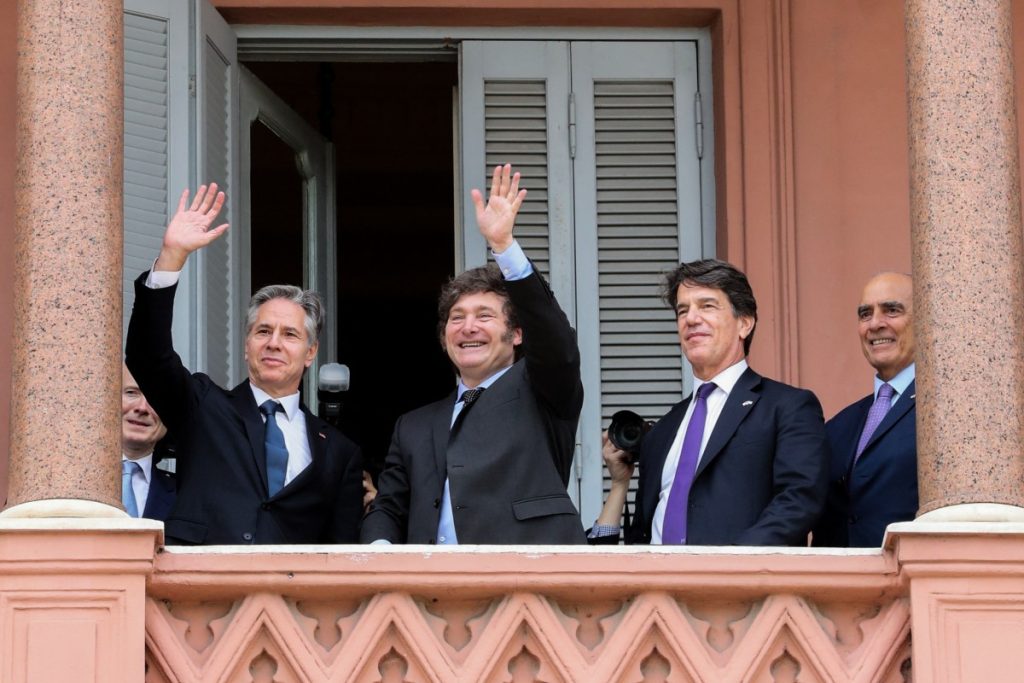 A handout photo released by Argentina's Presidency shows US Secretary of State Antony Blinken (L) and Argentina's President Javier Milei (C) waving next to his Chief Cabinet Nicolas Posse (2-R) and Interior Minister Guillermo Francos from the balcony of the Casa Rosada presidential palace after a bilateral meeting in Buenos Aires on February 23, 2024. (Photo by Handout / Argentina's Presidency Press Office / AFP) / RESTRICTED TO EDITORIAL USE - MANDATORY CREDIT "AFP PHOTO / ARGENTINA'S PRESIDENCY" - NO MARKETING - NO ADVERTISING CAMPAIGNS - DISTRIBUTED AS A SERVICE TO CLIENTS - RESTRICTED TO EDITORIAL USE - MANDATORY CREDIT "AFP PHOTO / Argentina's Presidency" - NO MARKETING - NO ADVERTISING CAMPAIGNS - DISTRIBUTED AS A SERVICE TO CLIENTS /