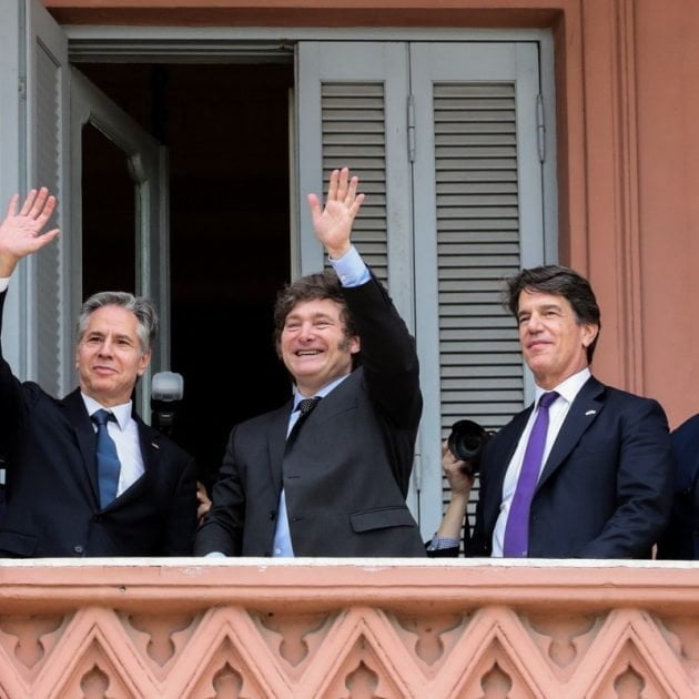 A handout photo released by Argentina's Presidency shows US Secretary of State Antony Blinken (L) and Argentina's President Javier Milei (C) waving next to his Chief Cabinet Nicolas Posse (2-R) and Interior Minister Guillermo Francos from the balcony of the Casa Rosada presidential palace after a bilateral meeting in Buenos Aires on February 23, 2024. (Photo by Handout / Argentina's Presidency Press Office / AFP) / RESTRICTED TO EDITORIAL USE - MANDATORY CREDIT "AFP PHOTO / ARGENTINA'S PRESIDENCY" - NO MARKETING - NO ADVERTISING CAMPAIGNS - DISTRIBUTED AS A SERVICE TO CLIENTS - RESTRICTED TO EDITORIAL USE - MANDATORY CREDIT "AFP PHOTO / Argentina's Presidency" - NO MARKETING - NO ADVERTISING CAMPAIGNS - DISTRIBUTED AS A SERVICE TO CLIENTS /