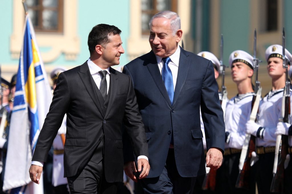 Ukraine's President Vladimir Zelensky, left, and Israel's Prime Minister Benjamin Netanyahu during the welcoming ceremony in Kiev. Ukraine, Monday, August 19, 2019 (Photo by Danil Shamkin/NurPhoto) (Photo by Danil Shamkin / NurPhoto via AFP)