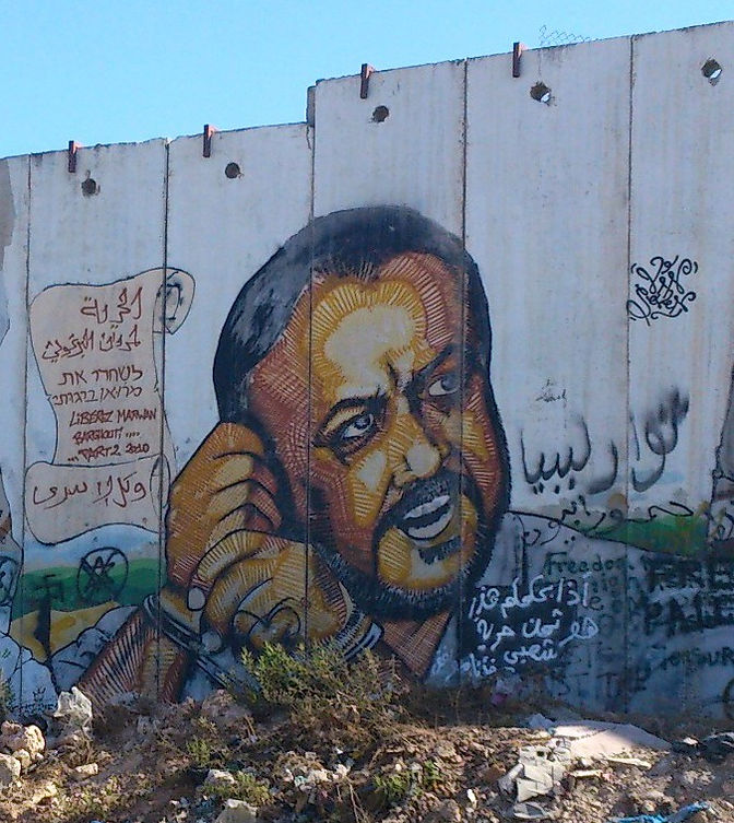 Dessin représentant Marwan Barghouti, sur le Mur en Cisjordanie occupée