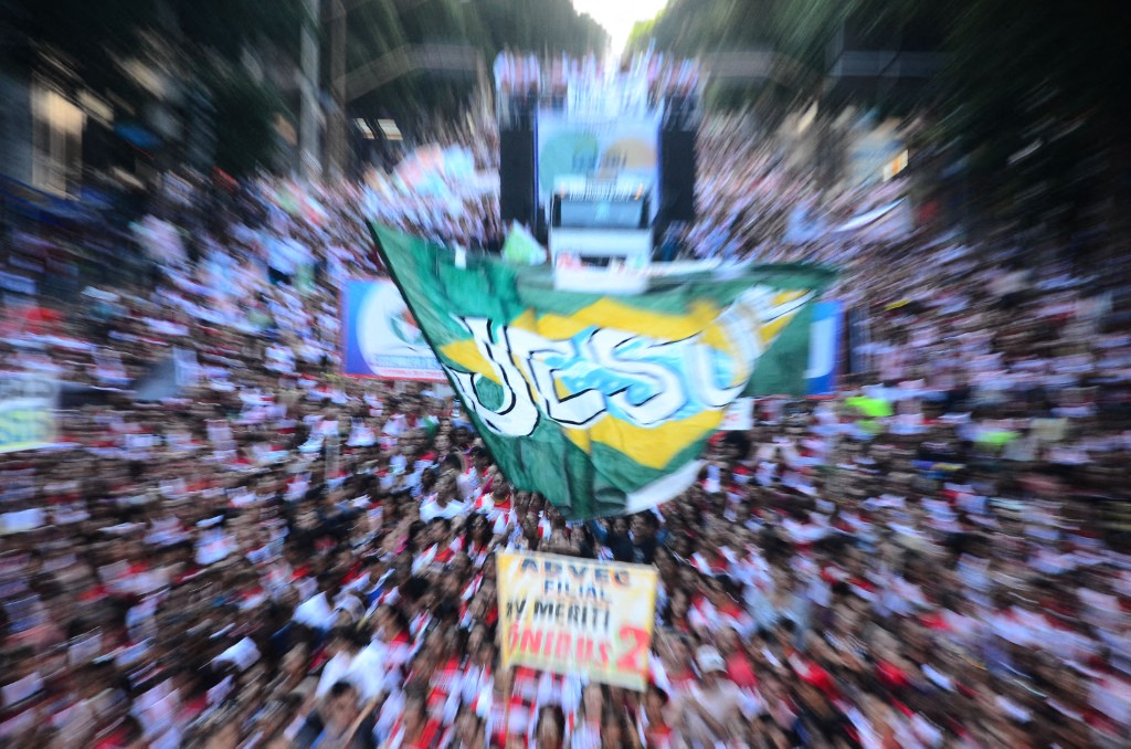 Thousands of evangelical faithfuls walk during the annual international event March for Jesus, in downtown Rio de Janeiro, Brazil, on May 25, 2013. According to the organizer, about 300,000 people attended the event FOTO:MARCELO FONSECA/BRAZIL PHOTO PRESS (Photo by MARCELO FONSECA / Brazil Photo Press via AFP)