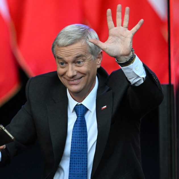 Chile's presidential candidate Jose Antonio Kast of the Republican Party waves to supporters during his closing campaign rally in Temuco, Chile on December 11, 2025. The second round of the Chilean presidential election on December 14 will pit two candidates against each other who are diametrically opposed: Jeannette Jara, the representative of a broad left-wing coalition with modest origins, and the far-right leader Jose Antonio Kast, an ultraconservative Catholic determined to massively expel undocumented migrants. (Photo by EITAN ABRAMOVICH / AFP)