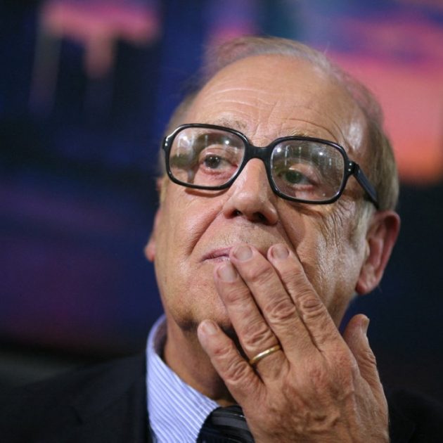 Swiss politician, sociologist and author Jean Ziegler poses after presenting his book "Der Hass auf den Westen (The hatred of the west) at the Frankfurt Book Fair in the central German city of Frankfurt am Main, on October 14, 2009, where China is this year's guest of honour. Some 6,900 exhibitors from around 100 countries are to gather in Frankfurt until October 18. AFP PHOTO DDP / SEBASTIAN WILLNOW GERMANY OUT (Photo by SEBASTIAN WILLNOW / ddp images via AFP)