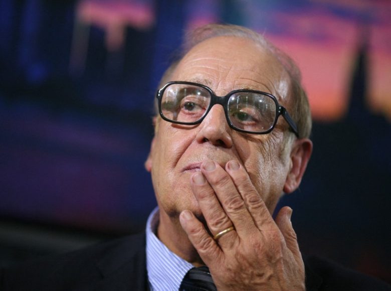 Swiss politician, sociologist and author Jean Ziegler poses after presenting his book "Der Hass auf den Westen (The hatred of the west) at the Frankfurt Book Fair in the central German city of Frankfurt am Main, on October 14, 2009, where China is this year's guest of honour. Some 6,900 exhibitors from around 100 countries are to gather in Frankfurt until October 18. AFP PHOTO DDP / SEBASTIAN WILLNOW GERMANY OUT (Photo by SEBASTIAN WILLNOW / ddp images via AFP)