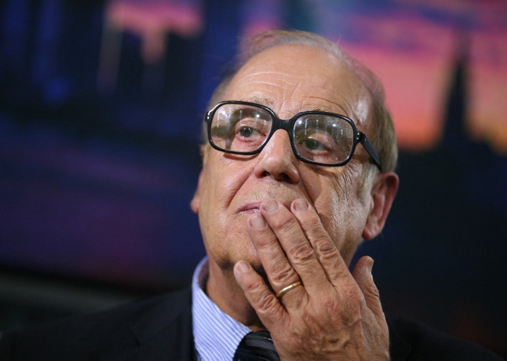 Swiss politician, sociologist and author Jean Ziegler poses after presenting his book "Der Hass auf den Westen (The hatred of the west) at the Frankfurt Book Fair in the central German city of Frankfurt am Main, on October 14, 2009, where China is this year's guest of honour. Some 6,900 exhibitors from around 100 countries are to gather in Frankfurt until October 18. AFP PHOTO DDP / SEBASTIAN WILLNOW GERMANY OUT (Photo by SEBASTIAN WILLNOW / ddp images via AFP)