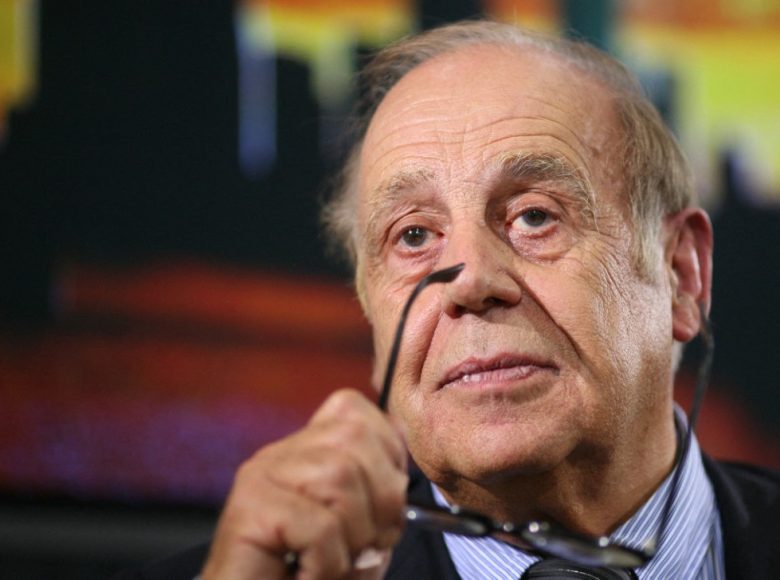 Swiss politician, sociologist and author Jean Ziegler poses after presenting his book "Der Hass auf den Westen (The hatred of the west) at the Frankfurt Book Fair in the central German city of Frankfurt am Main, on October 14, 2009, where China is this year's guest of honour. Some 6,900 exhibitors from around 100 countries are to gather in Frankfurt until October 18. AFP PHOTO DDP / SEBASTIAN WILLNOW GERMANY OUT (Photo by SEBASTIAN WILLNOW / ddp images via AFP)