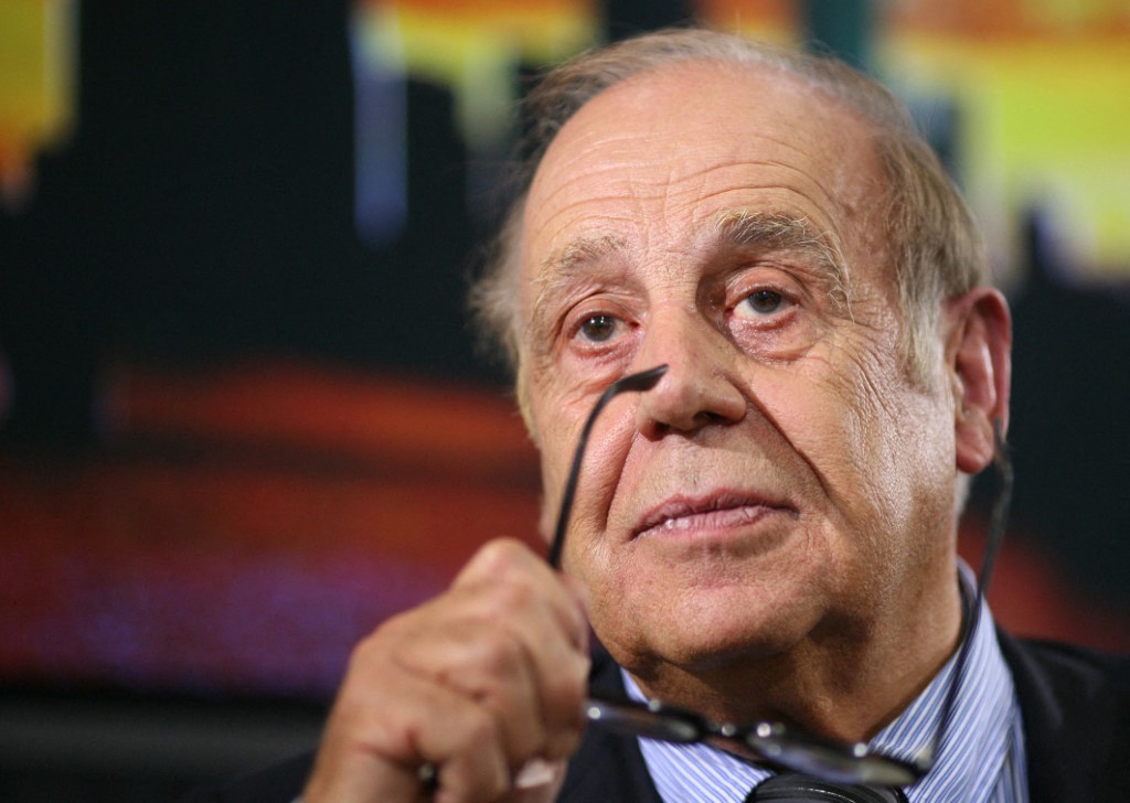 Swiss politician, sociologist and author Jean Ziegler poses after presenting his book "Der Hass auf den Westen (The hatred of the west) at the Frankfurt Book Fair in the central German city of Frankfurt am Main, on October 14, 2009, where China is this year's guest of honour. Some 6,900 exhibitors from around 100 countries are to gather in Frankfurt until October 18. AFP PHOTO DDP / SEBASTIAN WILLNOW GERMANY OUT (Photo by SEBASTIAN WILLNOW / ddp images via AFP)