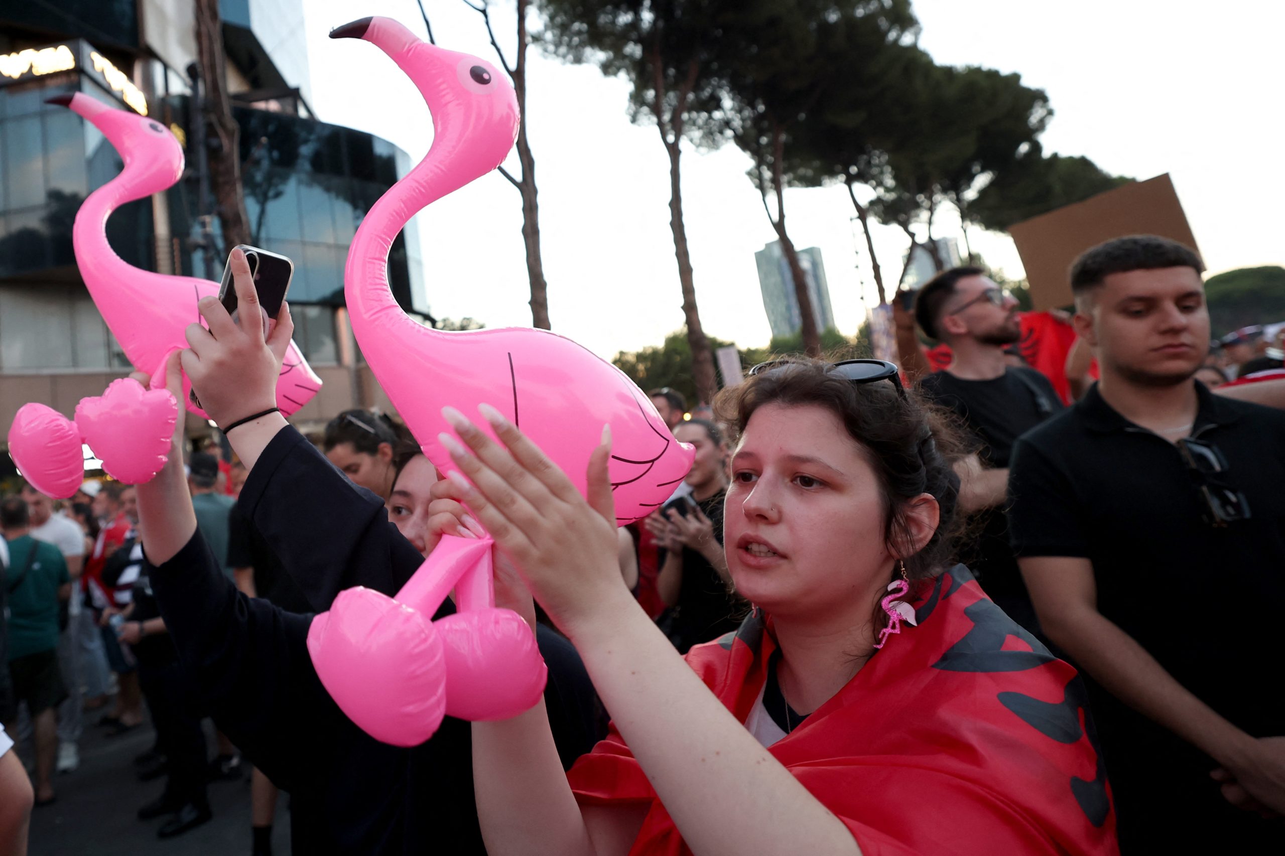 Les manifestations lancent un message aux super-riches : l’Albanie n’est pas à vendre !