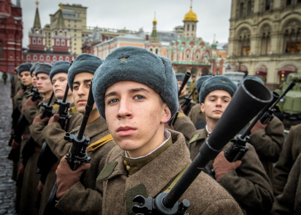 Russian soldiers rehearse ahead of a forthcoming parade on Red Square in Moscow on November 5, 2017. The event will take place on November 7, marking the 76th anniversary of a 1941 parade, when Red Army soldiers marched past the Kremlin walls towards the front line to fight Nazi Germany troops during World War Two. (Photo by Mladen ANTONOV / AFP)