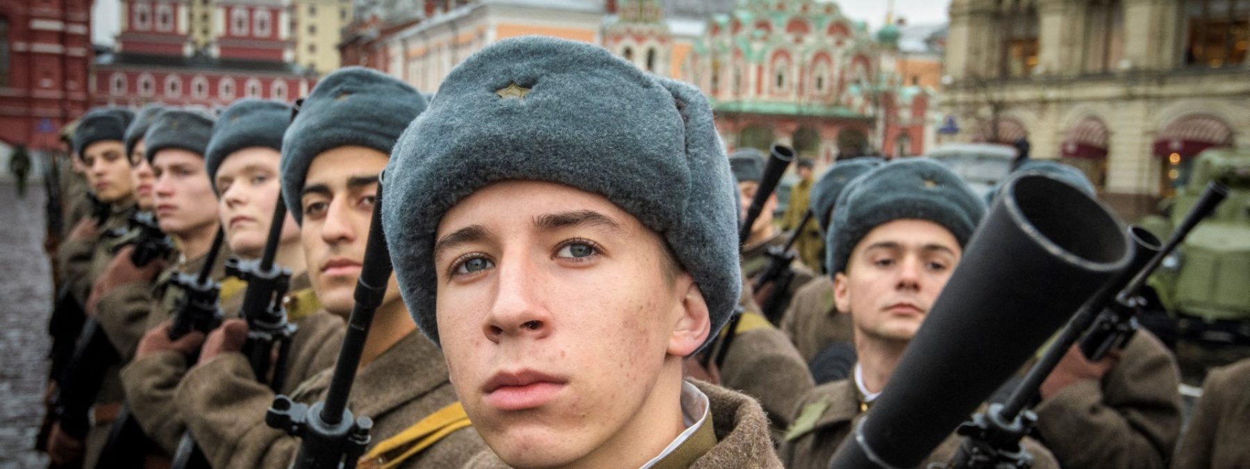Russian soldiers rehearse ahead of a forthcoming parade on Red Square in Moscow on November 5, 2017. The event will take place on November 7, marking the 76th anniversary of a 1941 parade, when Red Army soldiers marched past the Kremlin walls towards the front line to fight Nazi Germany troops during World War Two. (Photo by Mladen ANTONOV / AFP)