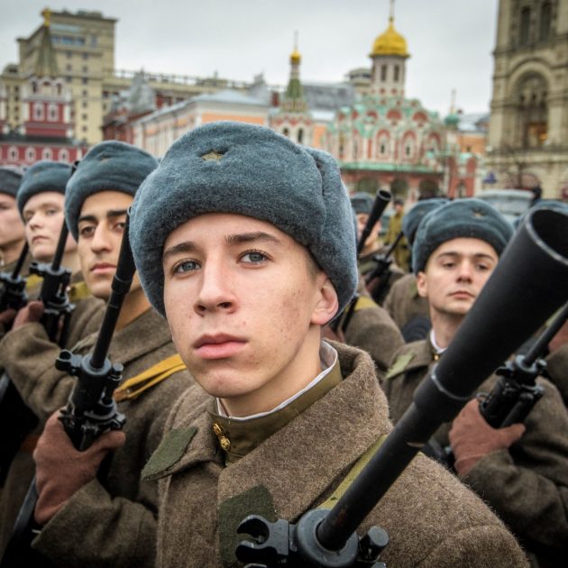 Russian soldiers rehearse ahead of a forthcoming parade on Red Square in Moscow on November 5, 2017. The event will take place on November 7, marking the 76th anniversary of a 1941 parade, when Red Army soldiers marched past the Kremlin walls towards the front line to fight Nazi Germany troops during World War Two. (Photo by Mladen ANTONOV / AFP)