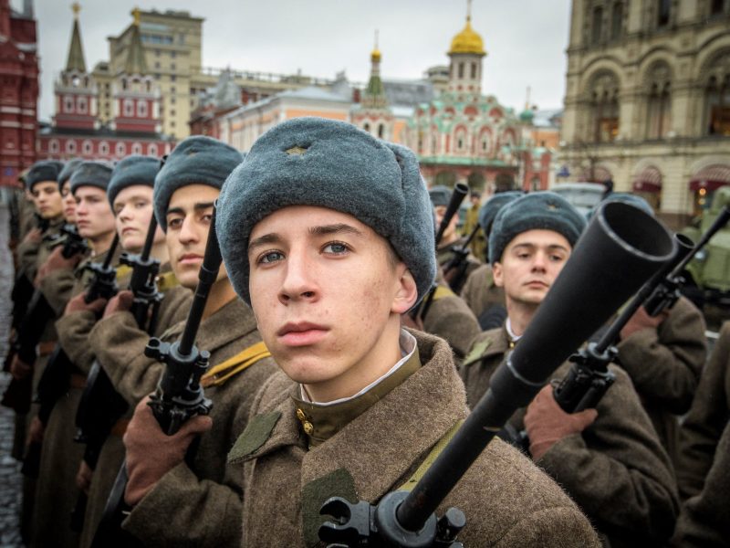 Russian soldiers rehearse ahead of a forthcoming parade on Red Square in Moscow on November 5, 2017. The event will take place on November 7, marking the 76th anniversary of a 1941 parade, when Red Army soldiers marched past the Kremlin walls towards the front line to fight Nazi Germany troops during World War Two. (Photo by Mladen ANTONOV / AFP)