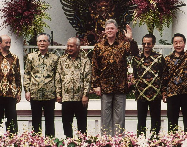 CORRECTION Host and Indonesian president, Suharto (3rd L), poses with Mexican President Carlos Salinas (L), Japanese Prime Minister Tomiichi Murayama (2nd L), US President Bill Clinton (3rd R), Malaysian Prime Minister Mahathir Mohamad (2nd R) and South Korean President Kim Young-sam (R) for a group photo during the 6th APEC summit in Bogar, Indonesia, 15 November 1994. AFP PHOTO/Toru YAMANAKA (Photo by TORU YAMANAKA / AFP)