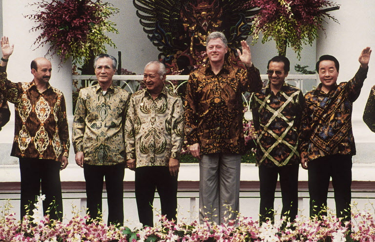 CORRECTION Host and Indonesian president, Suharto (3rd L), poses with Mexican President Carlos Salinas (L), Japanese Prime Minister Tomiichi Murayama (2nd L), US President Bill Clinton (3rd R), Malaysian Prime Minister Mahathir Mohamad (2nd R) and South Korean President Kim Young-sam (R) for a group photo during the 6th APEC summit in Bogar, Indonesia, 15 November 1994. AFP PHOTO/Toru YAMANAKA (Photo by TORU YAMANAKA / AFP)